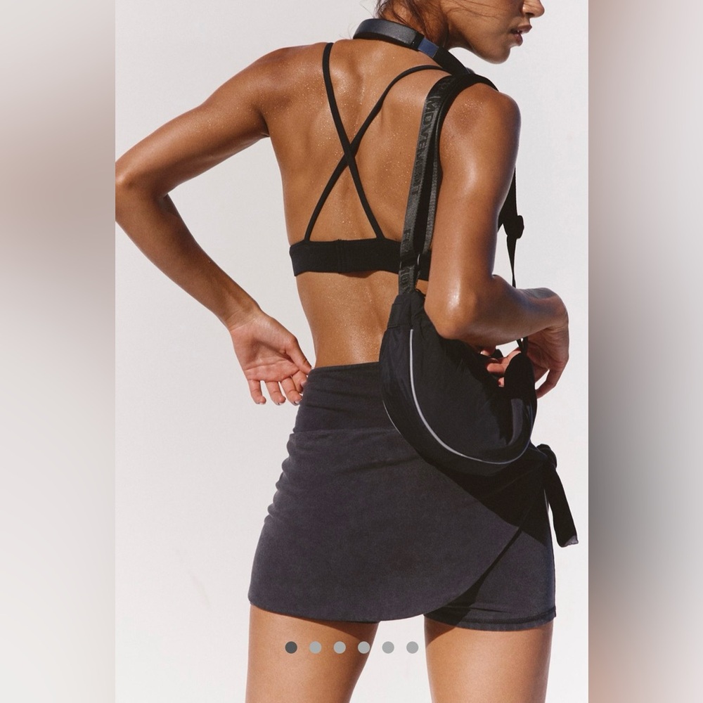 NWT FREE PEOPLE MOVEMENT Bulls Eye Sling Bag | Black MSRP $40 - Picture 4 of 10